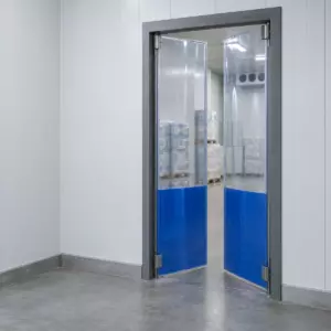Маятниковая распашная двустворчатая эластичная дверь из ПВХ 230*120